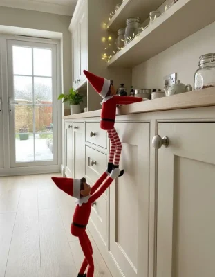 idee-scherzi-elfo-dispettoso-natale-giorno17